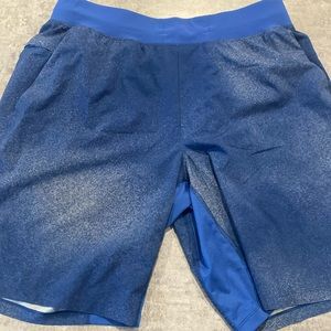 Lulu THE Short Blue Patterned
- 9” inseam
- Older model Linerless
- Size Large